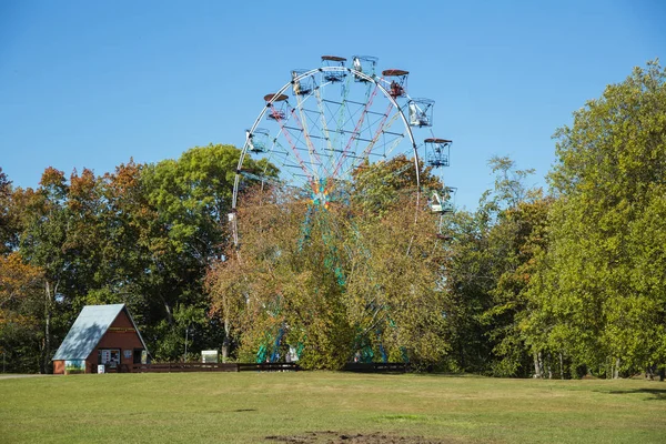 Město Sigulda, Lotyšská republika. Ferrisové kolo a stromy s Yellem — Stock fotografie