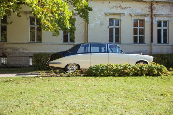 Cidade Krimulda, Letónia República. Carro retro velho e solar com gar — Fotografia de Stock