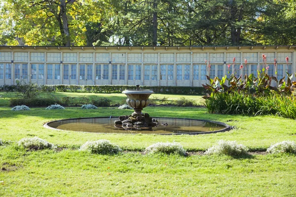 Stadt krimulda, Republik Lettland. altes Herrenhaus mit Garten und Brunnen — Stockfoto