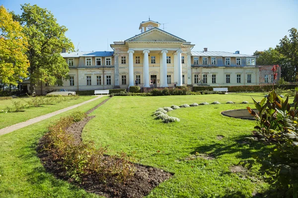 Şehir Krimulda, Letonya Cumhuriyeti. Sonbaharda bahçe ile eski malikane. — Stok fotoğraf