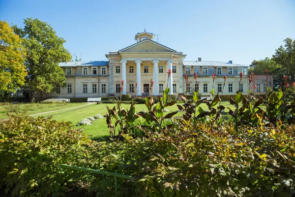 Stadt krimulda, Republik Lettland. altes Herrenhaus mit Garten im Herbst. — Stockfoto