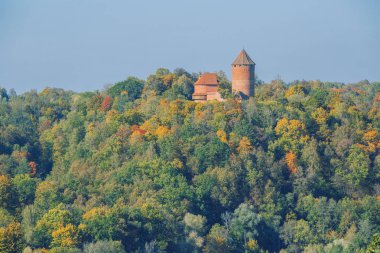 Şehir Sigulda, Letonya Cumhuriyeti. Eski kale, kırmızı tuğladan inşa