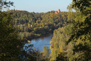 Şehir Sigulda, Letonya Cumhuriyeti. Eski kale, kırmızı tuğladan inşa