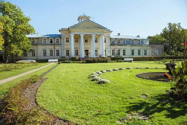 Ciudad Krimulda, República de Letonia. Antigua mansión con jardín en otoño . — Foto de Stock