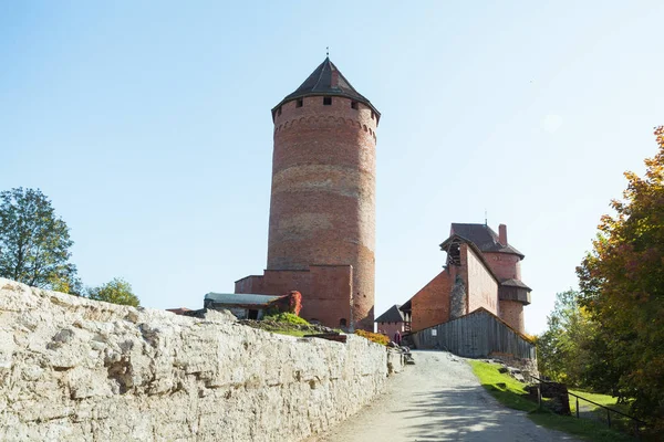 Ciudad Sigulda, República de Letonia. Antiguo castillo construido con ladrillos rojos . — Foto de Stock