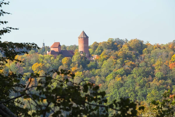 Ciudad Sigulda, República de Letonia. Antiguo castillo, construido con ladrillos rojos — Foto de Stock