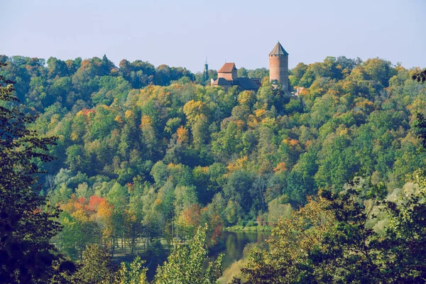 Město Sigulda, Lotyšská republika. Starý hrad, z červených cihel — Stock fotografie