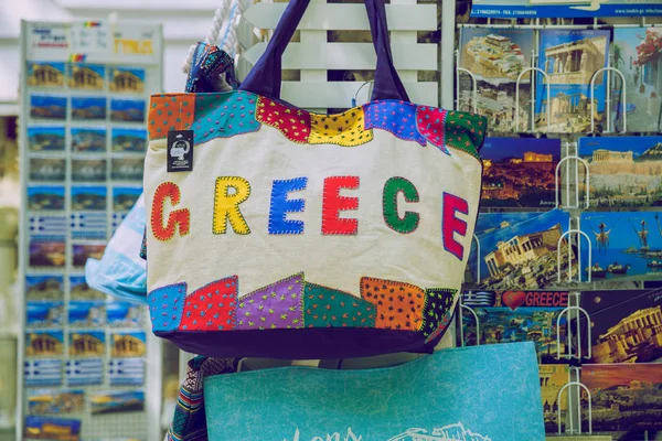 City athens, República Griega. Bolsas se venden en la calle . — Foto de Stock