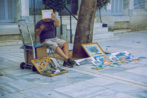 ギリシャ共和国の都市アテネ その男は通りにペンキを塗る 都市生活 11番2019年9月 — ストック写真