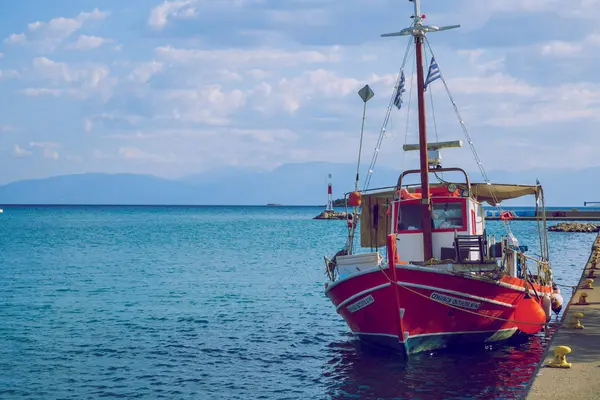 Atina Şehri, Yunan Cumhuriyeti. Rıhtımda duran balıkçı gemisi, güneş — Stok fotoğraf