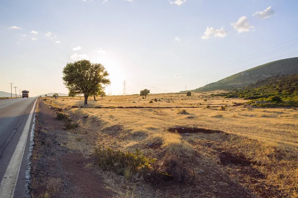 Grekiska republiken. Och berg, gräs och träd. 13. sep. 201 — Stockfoto