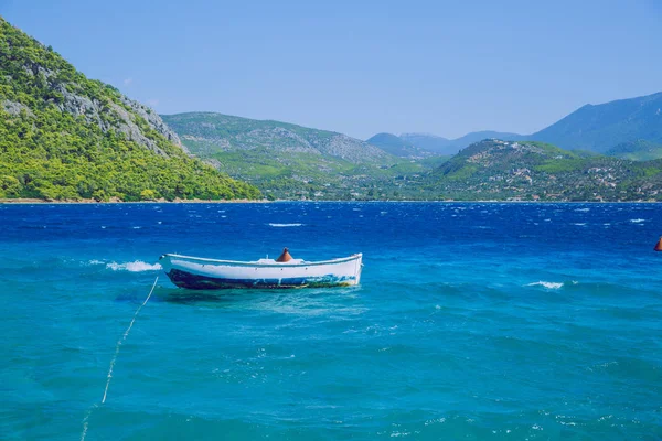 Город Афины, Греческая Республика. Лодка, стоящая на причале, солнечный луг — стоковое фото