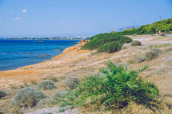 City athens, Greek Republic. Greek beach, blue water and turists — Stock Photo, Image