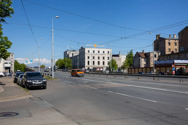 Ciudad Riga Latvia Fábrica Bálsamo Letón Puente Viejo Con Coches — Foto de Stock
