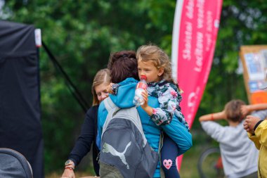 Riga Şehri, Letonya. Koşu yarışı, insanlar spor aktiviteleriyle meşguldü. Çeşitli engelleri aşmak ve kaçmak. 5.07.2020