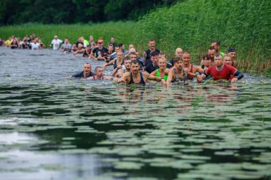 Riga Şehri, Letonya. Koşu yarışı, insanlar spor aktiviteleriyle meşguldü. Çeşitli engelleri aşmak ve kaçmak. 5.07.2020
