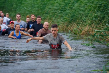 Riga Şehri, Letonya. Koşu yarışı, insanlar spor aktiviteleriyle meşguldü. Çeşitli engelleri aşmak ve kaçmak. 5.07.2020
