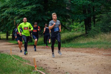 Riga Şehri, Letonya. Koşu yarışı, insanlar spor aktiviteleriyle meşguldü. Çeşitli engelleri aşmak ve kaçmak. 5.07.2020