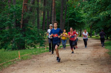 Riga Şehri, Letonya. Koşu yarışı, insanlar spor aktiviteleriyle meşguldü. Çeşitli engelleri aşmak ve kaçmak. 5.07.2020
