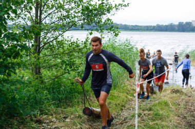 Riga Şehri, Letonya. Koşu yarışı, insanlar spor aktiviteleriyle meşguldü. Çeşitli engelleri aşmak ve kaçmak. 5.07.2020
