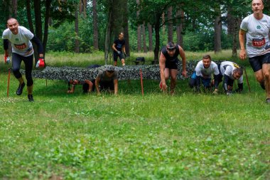 Riga Şehri, Letonya. Koşu yarışı, insanlar spor aktiviteleriyle meşguldü. Çeşitli engelleri aşmak ve kaçmak. 5.07.2020