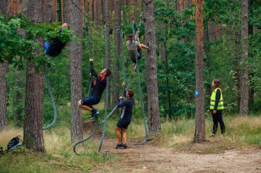 Riga Şehri, Letonya. Koşu yarışı, insanlar spor aktiviteleriyle meşguldü. Çeşitli engelleri aşmak ve kaçmak. 5.07.2020