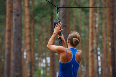 Riga Şehri, Letonya. Koşu yarışı, insanlar spor aktiviteleriyle meşguldü. Çeşitli engelleri aşmak ve kaçmak. 5.07.2020