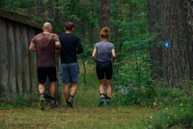 Riga Şehri, Letonya. Koşu yarışı, insanlar spor aktiviteleriyle meşguldü. Çeşitli engelleri aşmak ve kaçmak. 5.07.2020