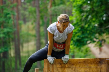 Riga Şehri, Letonya. Koşu yarışı, insanlar spor aktiviteleriyle meşguldü. Çeşitli engelleri aşmak ve kaçmak. 5.07.2020