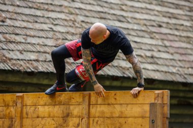 Riga Şehri, Letonya. Koşu yarışı, insanlar spor aktiviteleriyle meşguldü. Çeşitli engelleri aşmak ve kaçmak. 5.07.2020