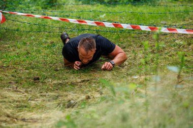 Riga Şehri, Letonya. Koşu yarışı, insanlar spor aktiviteleriyle meşguldü. Çeşitli engelleri aşmak ve kaçmak. 5.07.2020