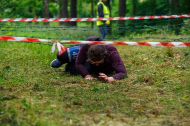 Riga Şehri, Letonya. Koşu yarışı, insanlar spor aktiviteleriyle meşguldü. Çeşitli engelleri aşmak ve kaçmak. 5.07.2020