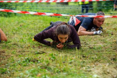 Riga Şehri, Letonya. Koşu yarışı, insanlar spor aktiviteleriyle meşguldü. Çeşitli engelleri aşmak ve kaçmak. 5.07.2020