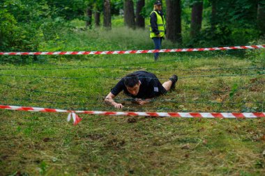 Riga Şehri, Letonya. Koşu yarışı, insanlar spor aktiviteleriyle meşguldü. Çeşitli engelleri aşmak ve kaçmak. 5.07.2020