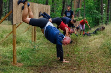 Riga Şehri, Letonya. Koşu yarışı, insanlar spor aktiviteleriyle meşguldü. Çeşitli engelleri aşmak ve kaçmak. 5.07.2020