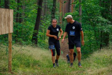Riga Şehri, Letonya. Koşu yarışı, insanlar spor aktiviteleriyle meşguldü. Çeşitli engelleri aşmak ve kaçmak. 5.07.2020