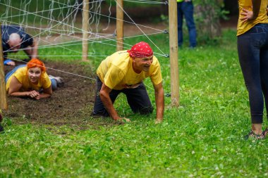 Riga Şehri, Letonya. Koşu yarışı, insanlar spor aktiviteleriyle meşguldü. Çeşitli engelleri aşmak ve kaçmak. 5.07.2020