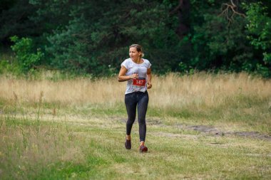 Riga Şehri, Letonya. Koşu yarışı, insanlar spor aktiviteleriyle meşguldü. Çeşitli engelleri aşmak ve kaçmak. 5.07.2020