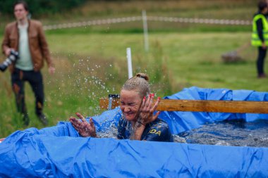 Riga Şehri, Letonya. Koşu yarışı, insanlar spor aktiviteleriyle meşguldü. Çeşitli engelleri aşmak ve kaçmak. 5.07.2020