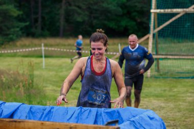 Riga Şehri, Letonya. Koşu yarışı, insanlar spor aktiviteleriyle meşguldü. Çeşitli engelleri aşmak ve kaçmak. 5.07.2020
