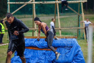 Riga Şehri, Letonya. Koşu yarışı, insanlar spor aktiviteleriyle meşguldü. Çeşitli engelleri aşmak ve kaçmak. 5.07.2020