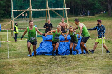 Riga Şehri, Letonya. Koşu yarışı, insanlar spor aktiviteleriyle meşguldü. Çeşitli engelleri aşmak ve kaçmak. 5.07.2020