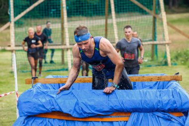 Riga Şehri, Letonya. Koşu yarışı, insanlar spor aktiviteleriyle meşguldü. Çeşitli engelleri aşmak ve kaçmak. 5.07.2020