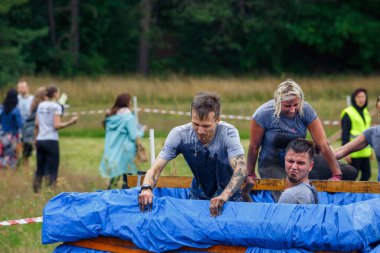 Riga Şehri, Letonya. Koşu yarışı, insanlar spor aktiviteleriyle meşguldü. Çeşitli engelleri aşmak ve kaçmak. 5.07.2020