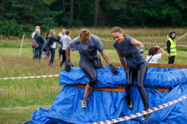 Riga Şehri, Letonya. Koşu yarışı, insanlar spor aktiviteleriyle meşguldü. Çeşitli engelleri aşmak ve kaçmak. 5.07.2020