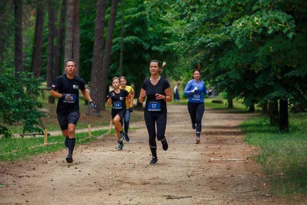 라트비아의 Riga 달리기 사람들은 스포츠 활동에 했습니다 장애물을 극복하고 달리기를 — 스톡 사진