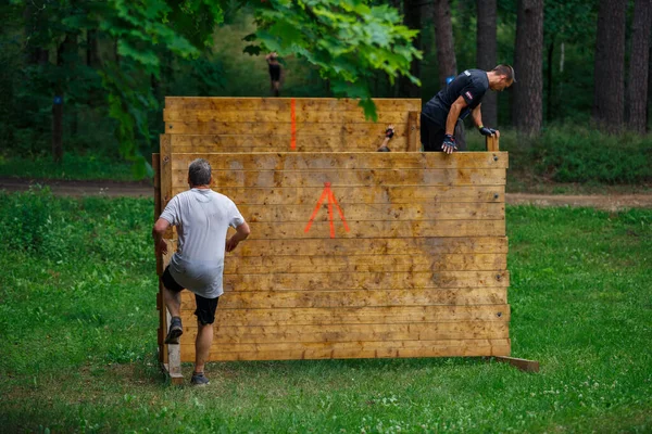 ラトビアのリガ市 実行レース 人々はスポーツ活動に従事していた 様々な障害を克服し 実行中 2020 — ストック写真