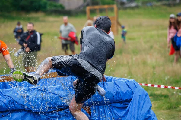 Riga Şehri, Letonya. Koşu yarışı, insanlar spor aktiviteleriyle meşguldü. Çeşitli engelleri aşmak ve kaçmak. 5.07.2020