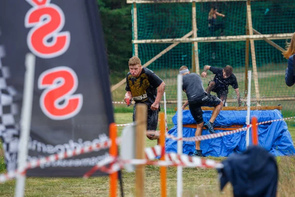 Riga Şehri, Letonya. Koşu yarışı, insanlar spor aktiviteleriyle meşguldü. Çeşitli engelleri aşmak ve kaçmak. 5.07.2020