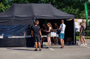 Plavinas Şehri, Letonya. Koşu yarışı, insanlar spor aktiviteleriyle meşguldü. Çeşitli engelleri aşmak ve koşmak. 18.07.2020